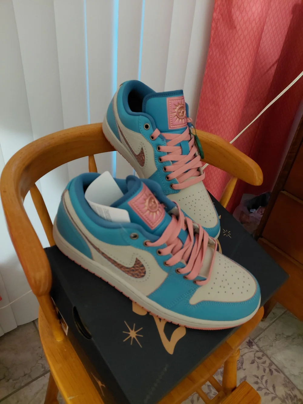 Brand NEW Air Jordan 1 Low Somos Eternos. Light Blue And Light Pink
